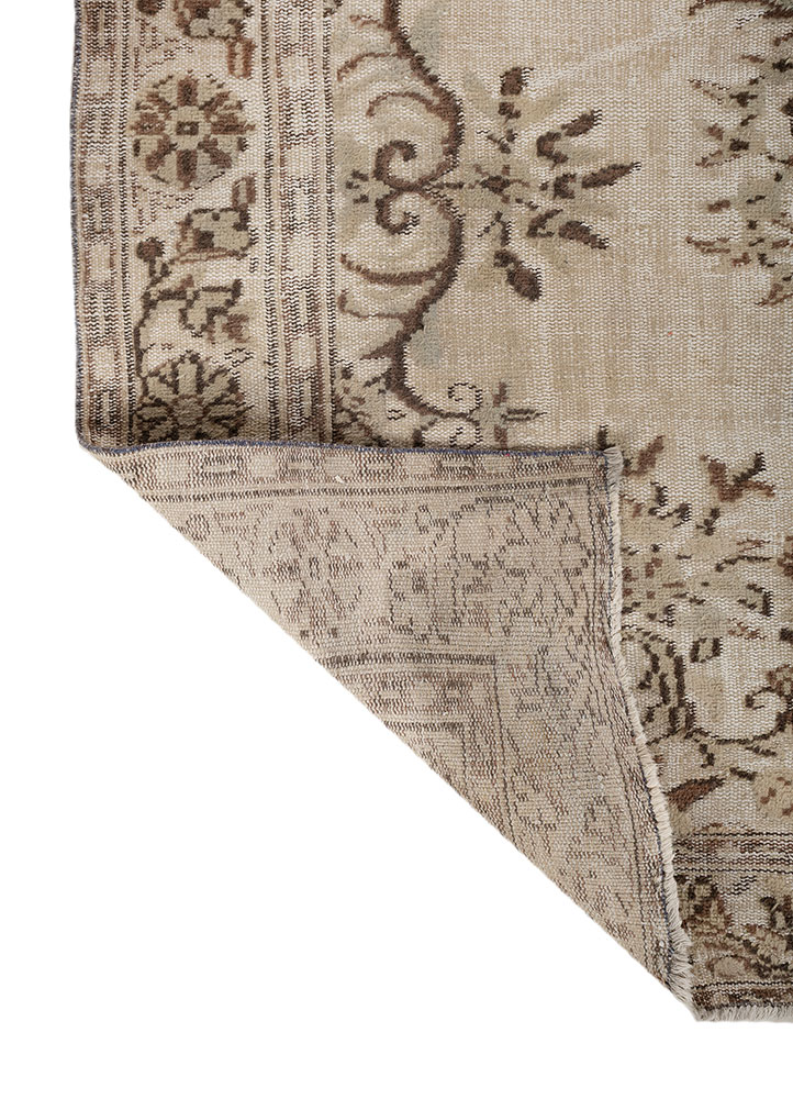 vintage ivory wool hand knotted Rug - Perspective
