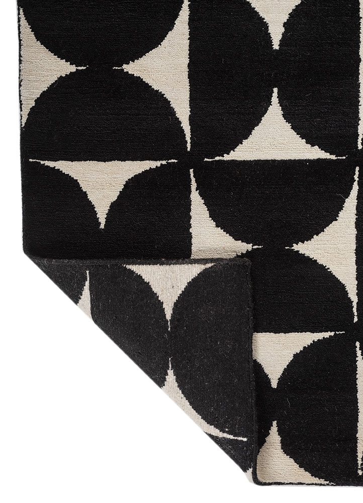 aprezo grey and black wool hand knotted Rug - Perspective